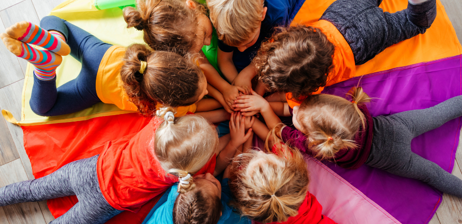 effective teaching - children laid in circle at nursery playing